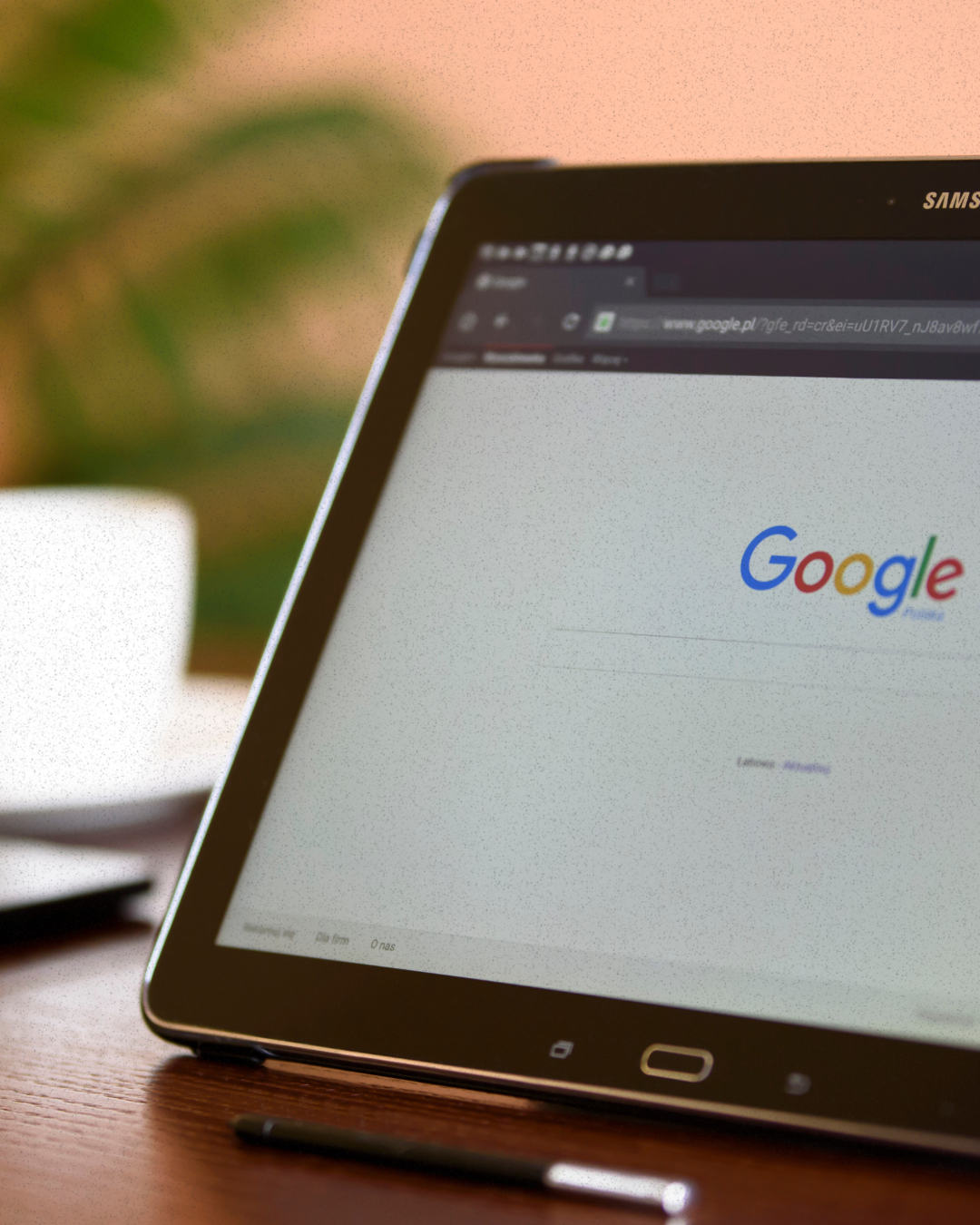 Tablet exibindo uma página de pesquisa do Google