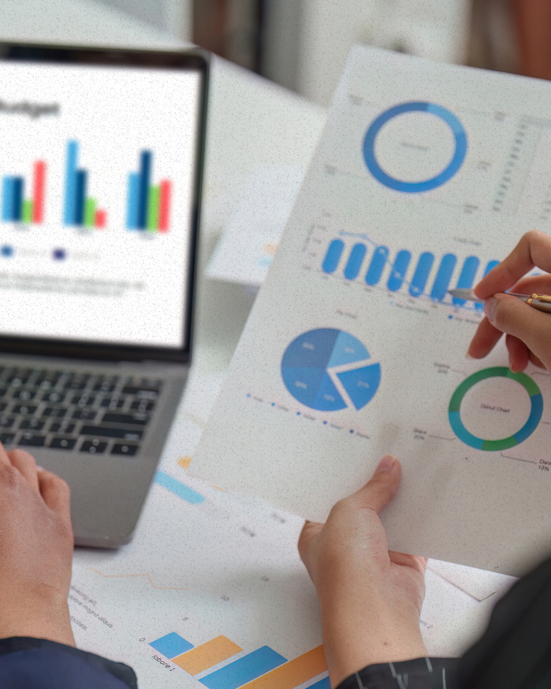 Notebook com painel de métricas de marketing digital
