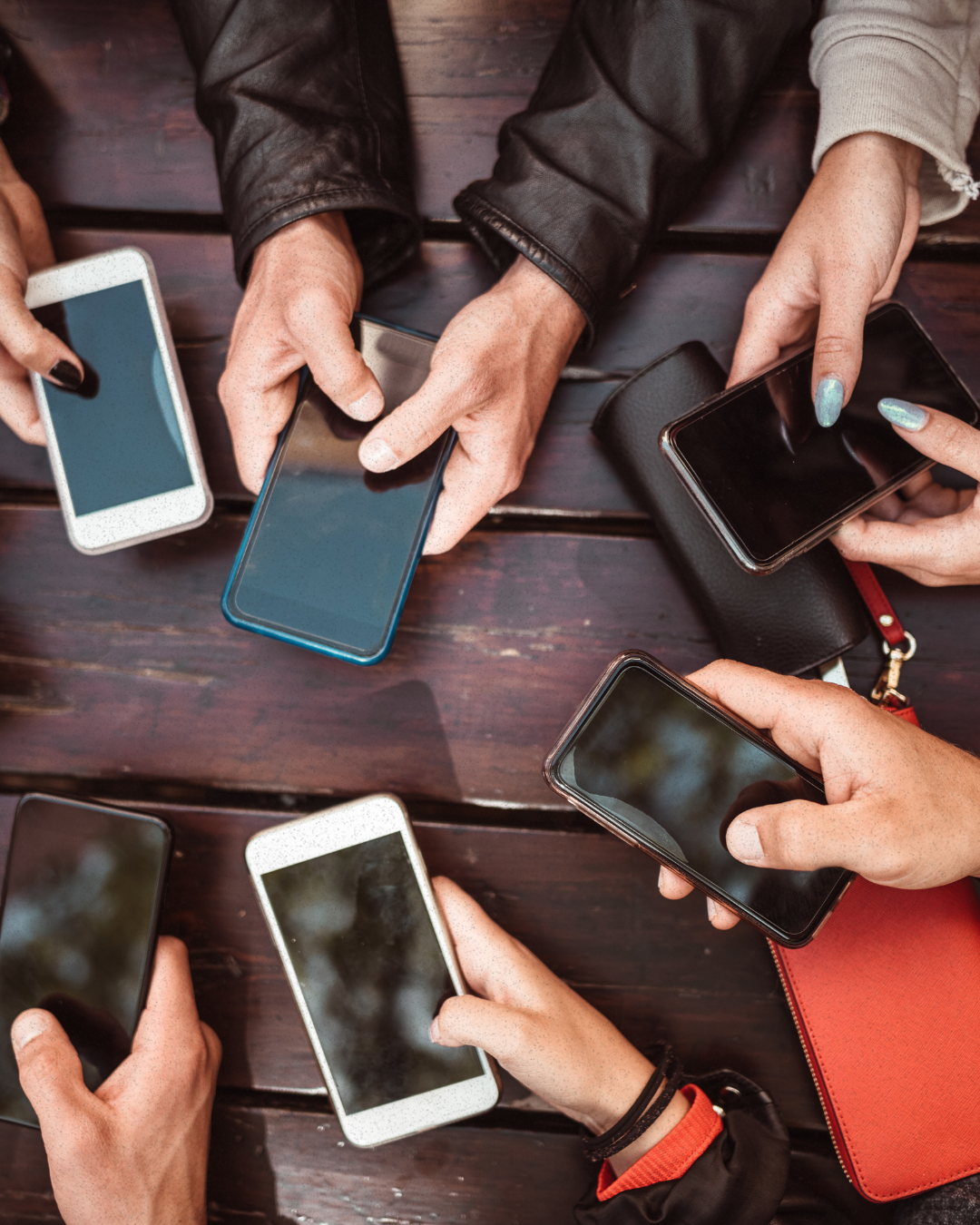 Pessoas usando smartphones, representando campanhas em redes sociais